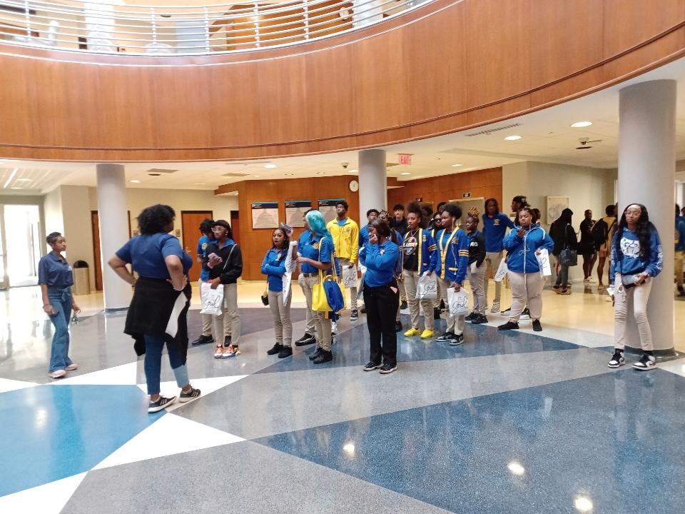 Project Ready scholars on a college campus tour